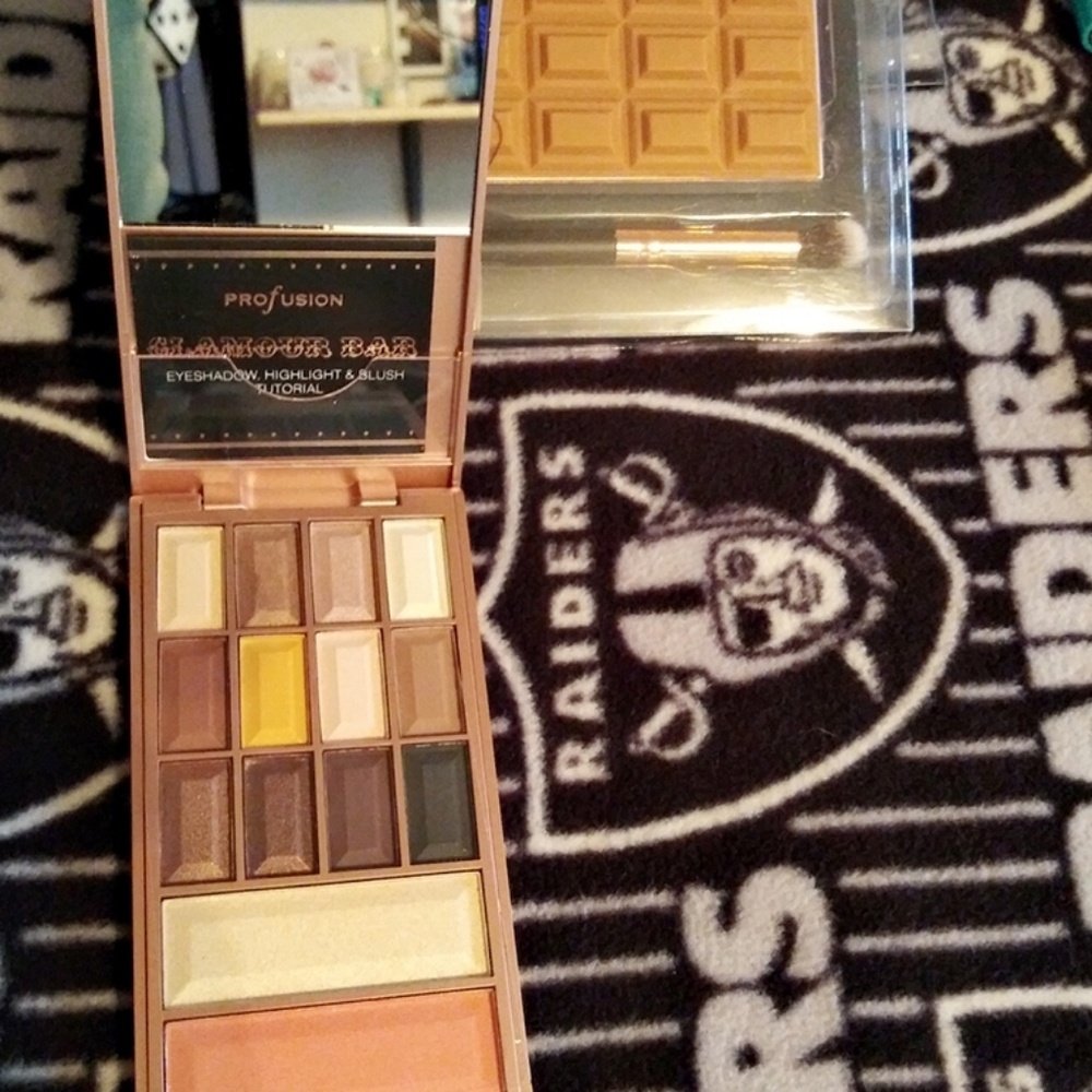 MAKEUP - Picture 7 of 8